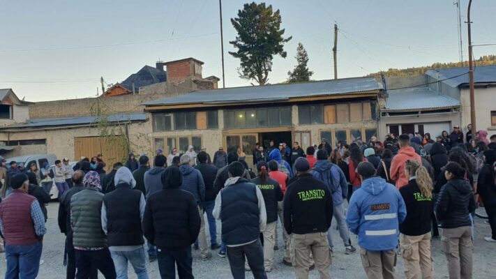 Asamblea en el patio municipal de Esquel