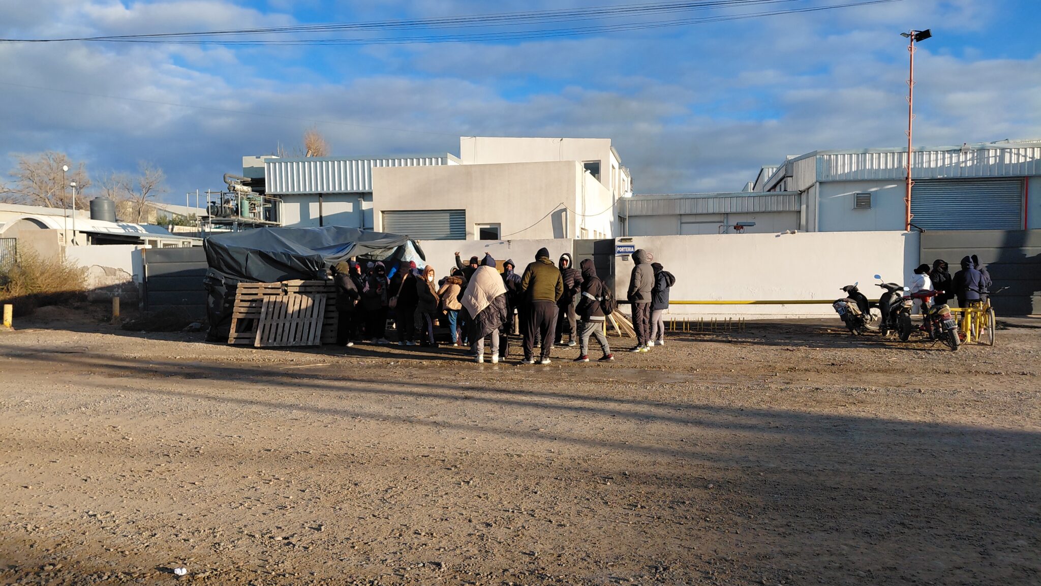 Trabajadores acampan frente a Achernar