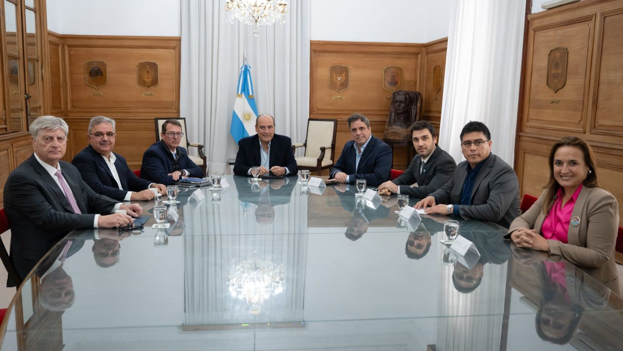 Ignacio Torres y Claudio Vidal en la reunión de gobernadores con Guillermo Francos