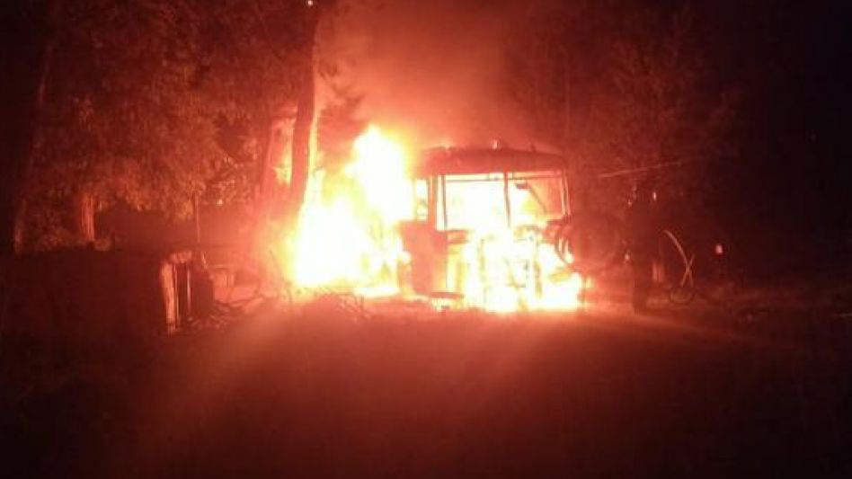 Un hombre murió al incendiarse el colectivo en el que dormía