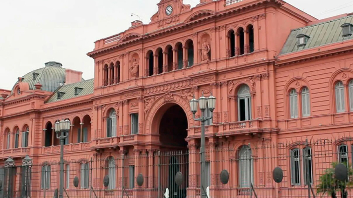 El Gobierno modificó el presupuesto y asignará más recursos al pago de sueldos y subsidios