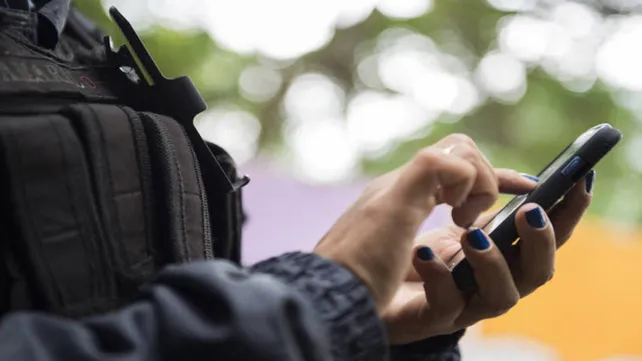 Prohíben a policías de Chubut usar el celular durante el servicio