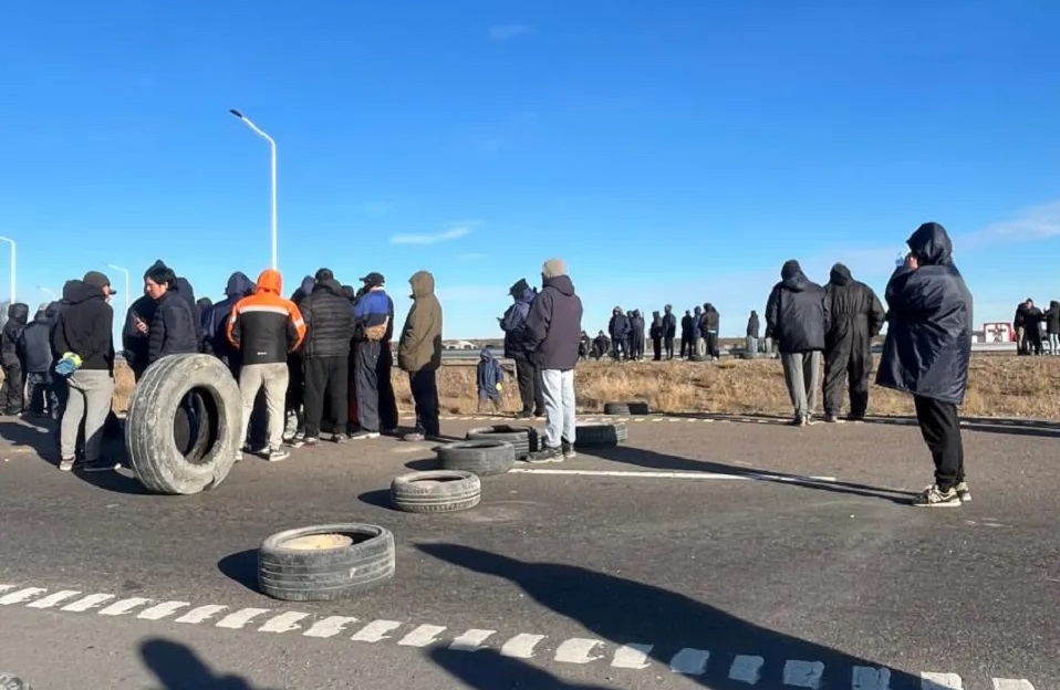 Conflicto pesquero: Marineros cortan Ruta 3