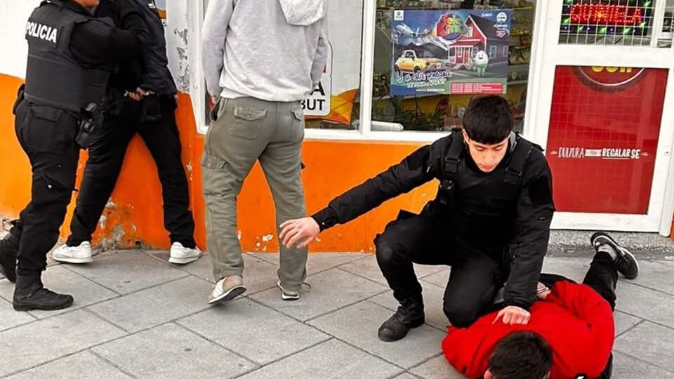 Detuvieron a dos personas tras dañar y robar elementos de un vehículo en Trelew