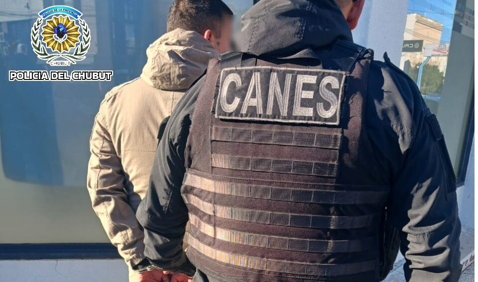 Fue detenido en pleno centro de Trelew un joven con pedido de captura vigente