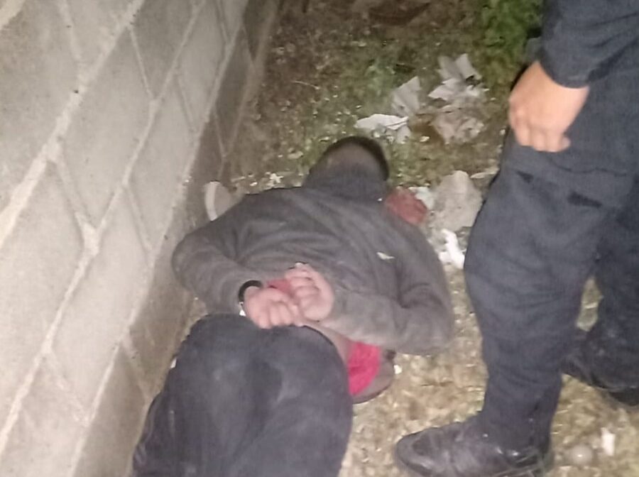 Trelew: un hombre ebrio fue detenido tras intentar trepar al techo de una vivienda