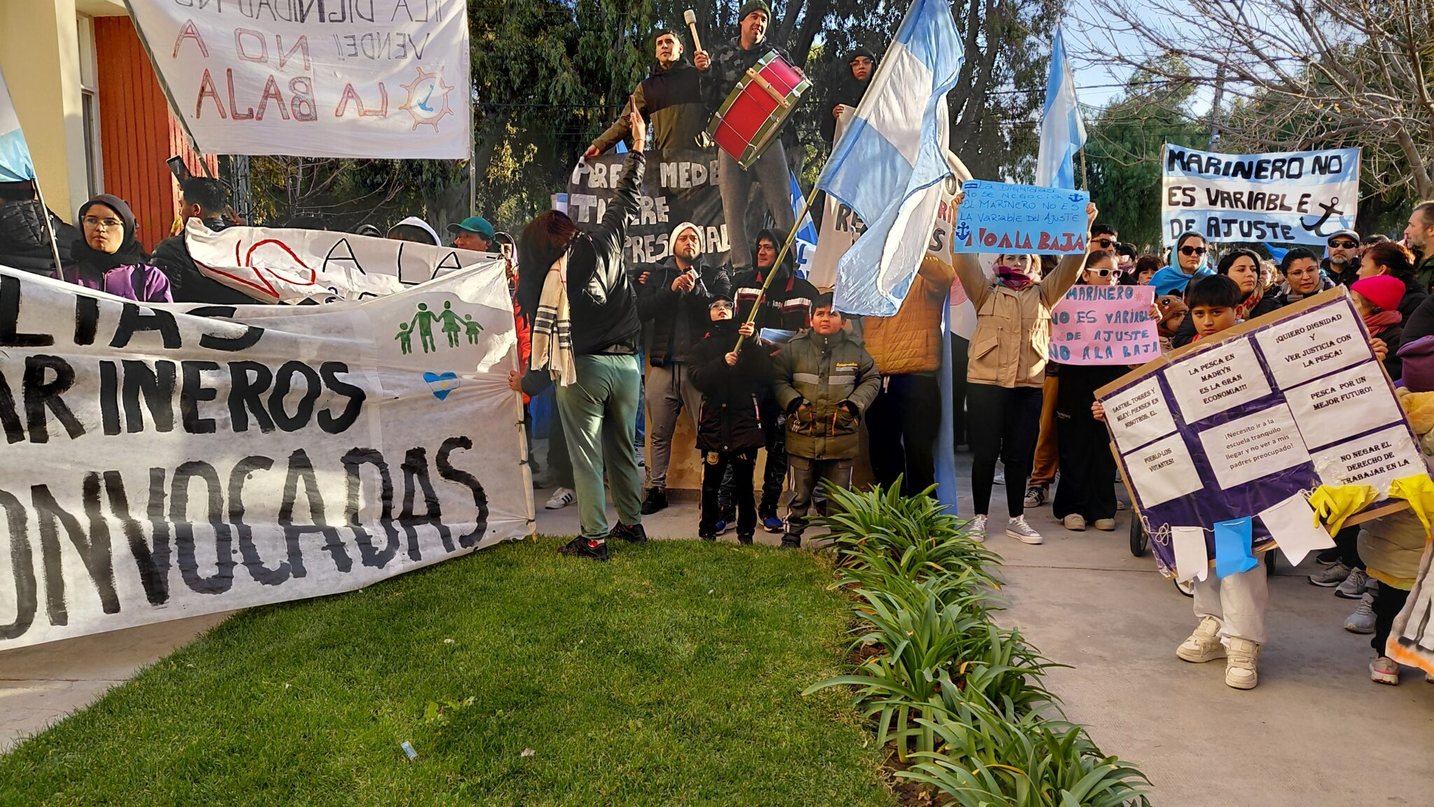 Familias de marineros marcharon en Madryn y exigen una solución urgente al conflicto pesquero
