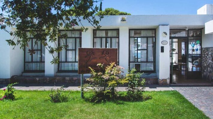 Muestra de arte solidaria en el Portal de Madryn a beneficio del Comedor Infantil