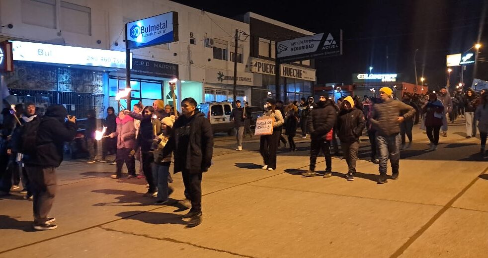 Marcha de antorchas: Marineros y familias exigieron respeto por el salario y el convenio colectivo
