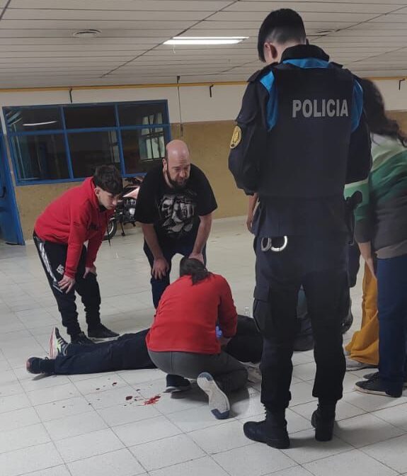 Estudiante atacó con un cuchillo a otro en el sum de una escuela de Madryn