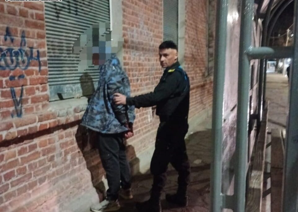 Detuvieron a dos jóvenes por dañar un auto en el centro de Puerto Madryn