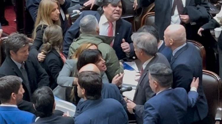 Escándalo en la sesión de Diputados