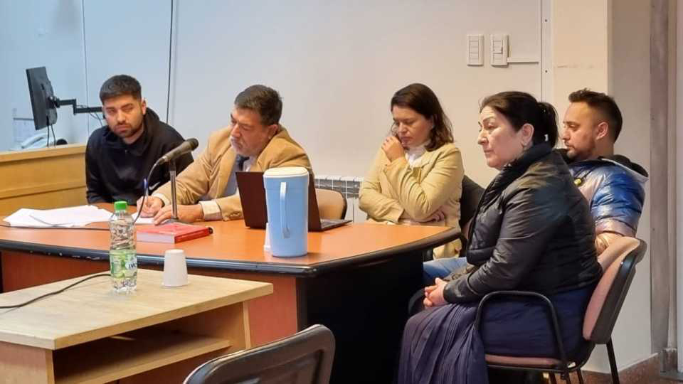 Condenaron a dos hermanos y su madre por estafa en Esquel