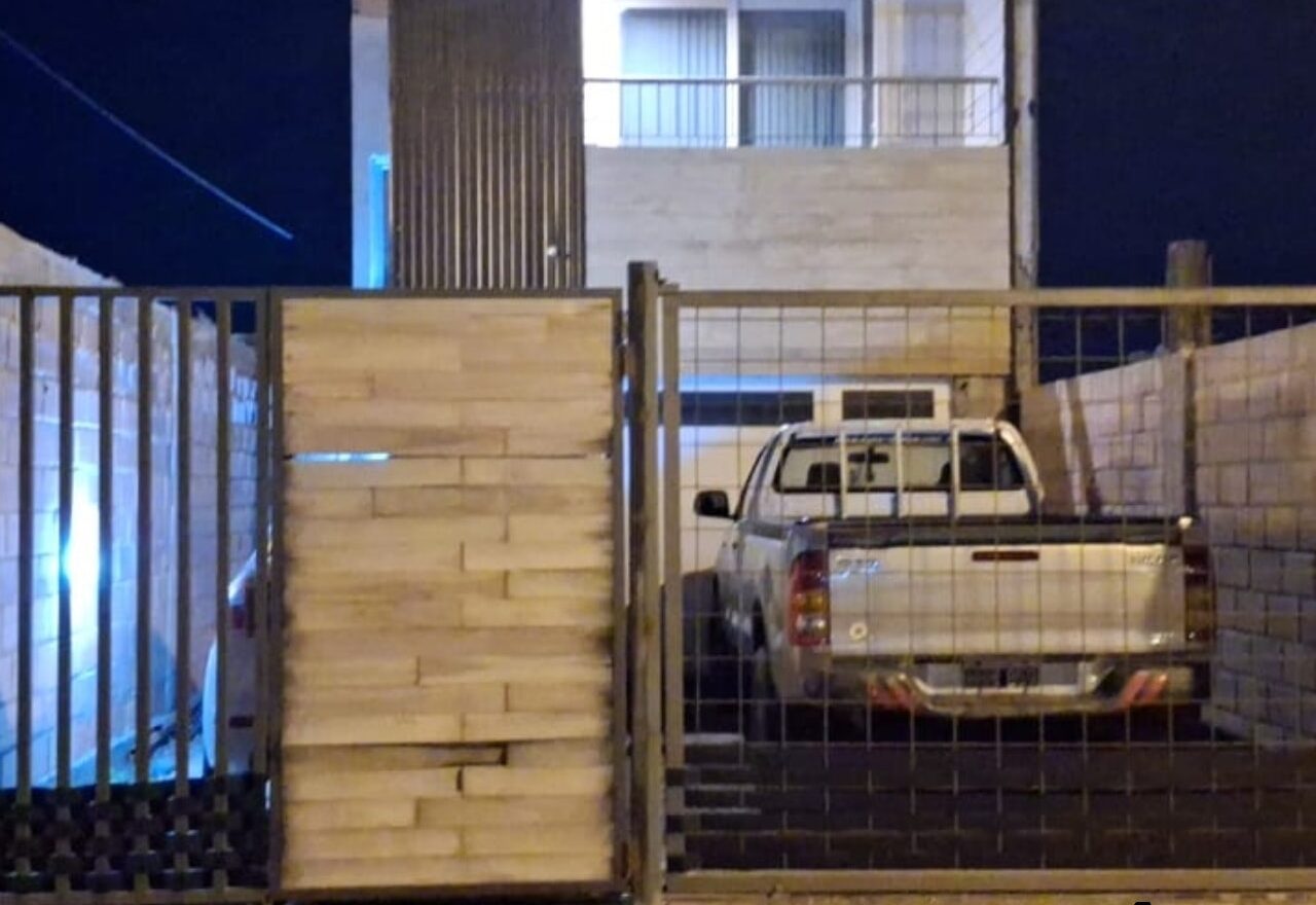 Detuvieron a un hombre que ingresó a un patio y huyó al ser descubierto por el dueño