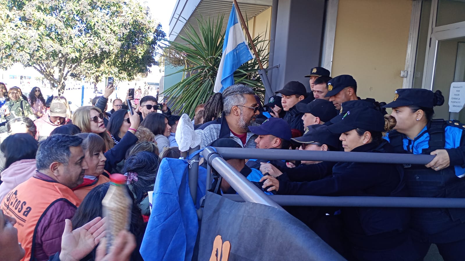 Tensión en Rawson: trabajadores de la Salud fueron reprimidos frente a la Secretaría