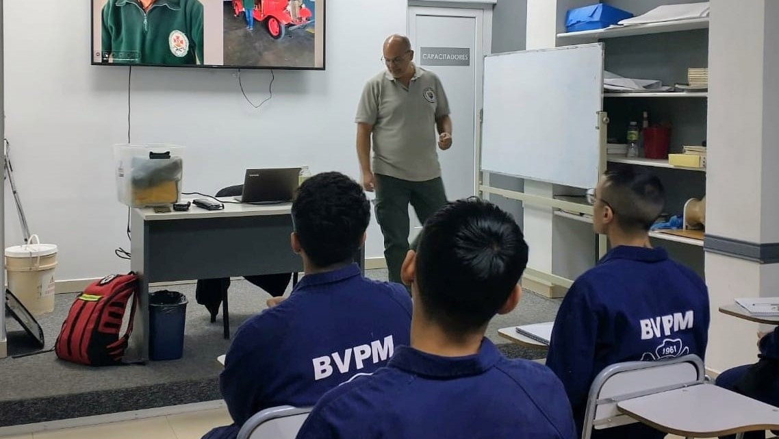 Capacitan a bomberos de Madryn sobre fauna local