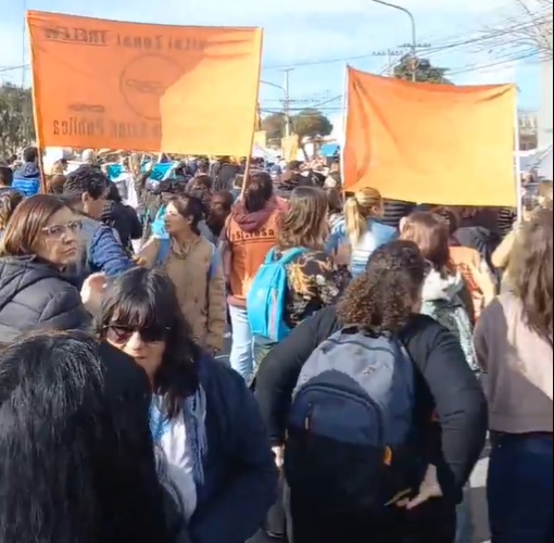 Docentes y trabajadores de la salud marcharon en Rawson con fuertes reclamos salariales