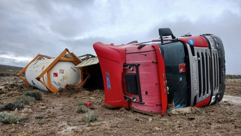 Volcó un camión de transporte de sustancias peligrosas