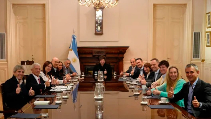 Milei convocó a doble reunión de gabinete tras la derrota electoral