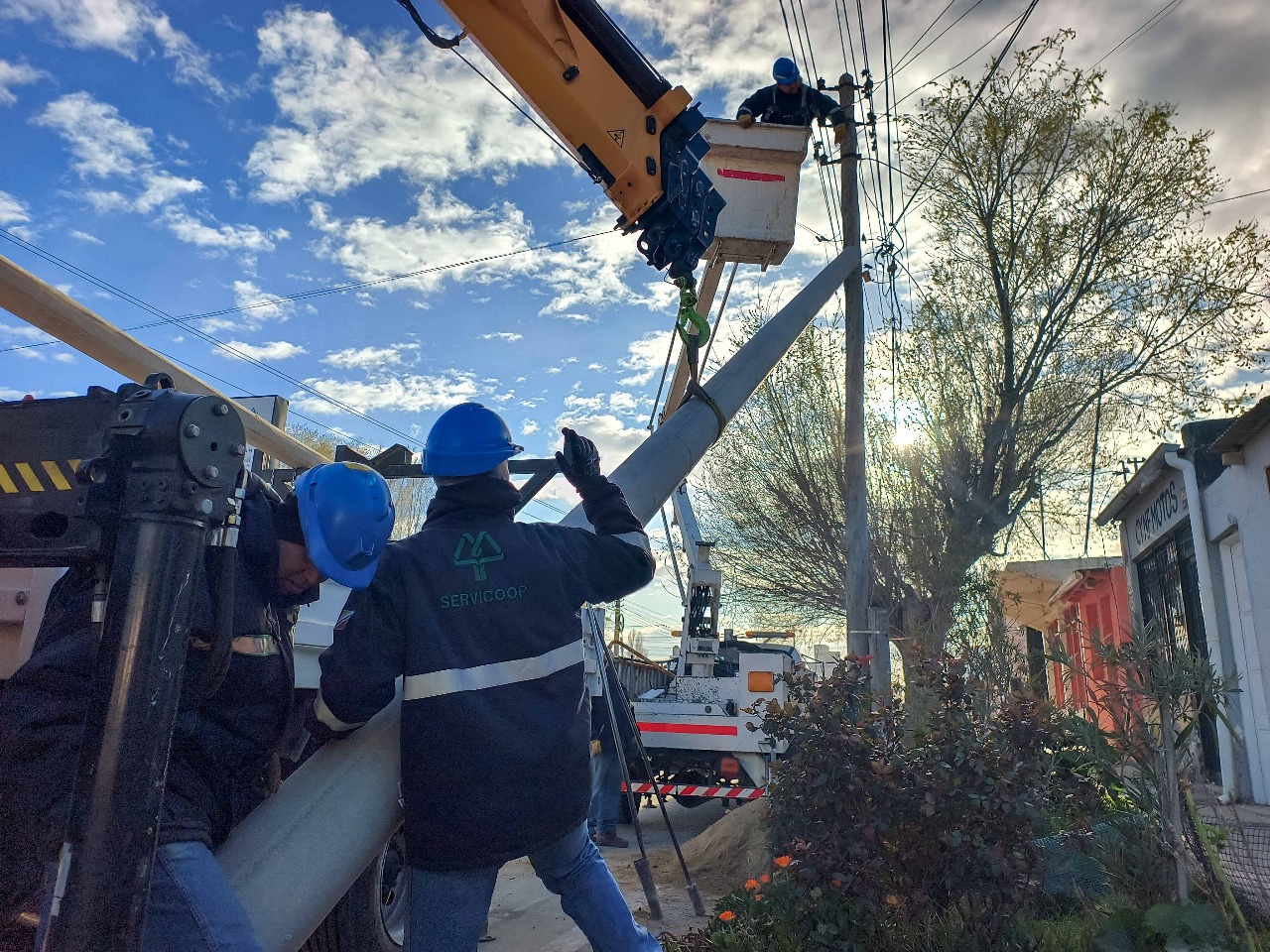 Servicoop avanza el recambio de postes por columnas de hormigón