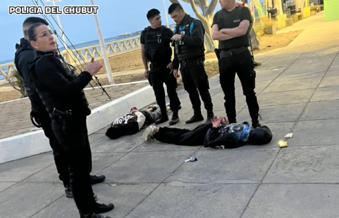 Intentaron huir en taxi tras robar un celular en el muelle
