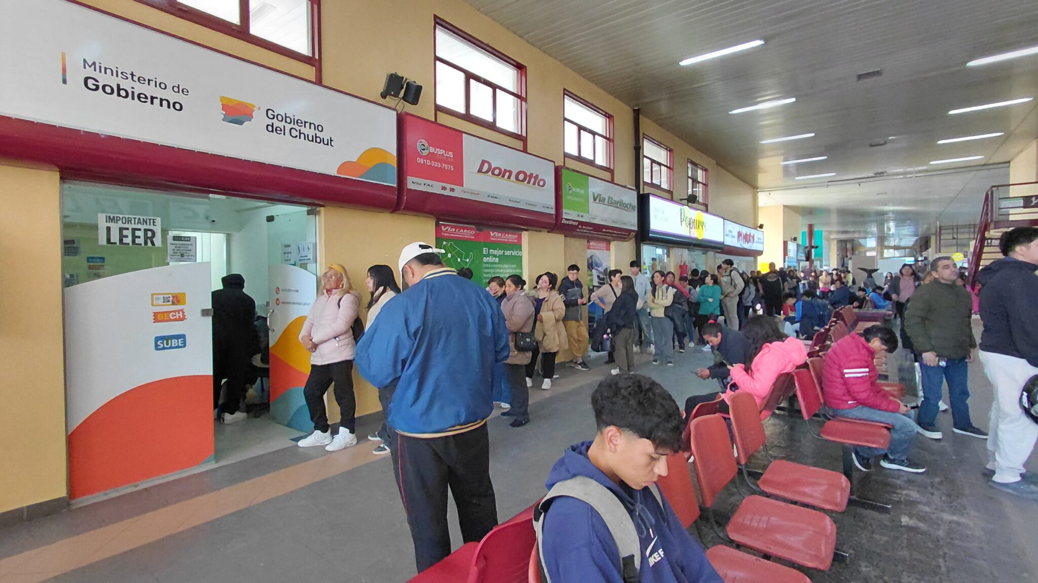Larga fila en la Terminal para habilitar el nuevo sistema del BECH