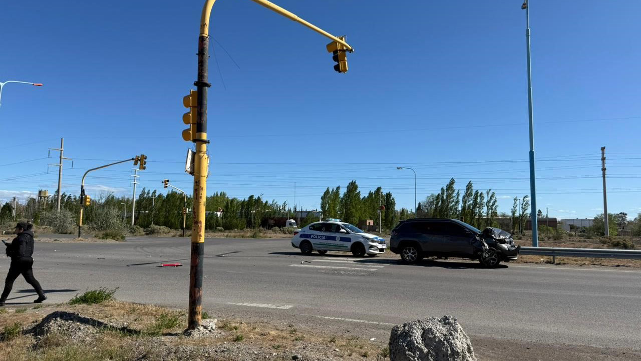Un auto chocó con un colectivo en la Ruta 25