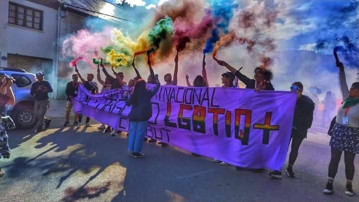 Convocan a artistas y feriantes de toda la provincia para la Marcha del Orgullo en Lago Puelo