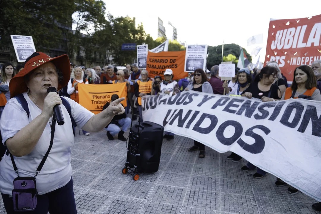 Jubilados marchan en el Congreso ante un gran despliegue policial