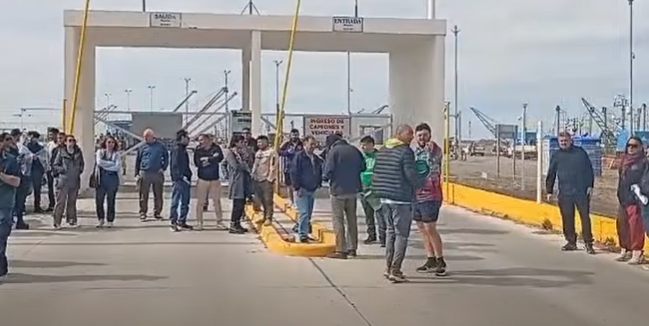 Trabajadores de la Secretaría de Pesca reclamaron en el puerto de Rawson