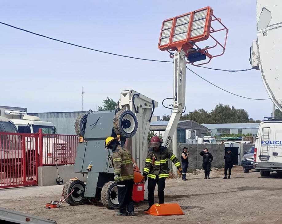 Un operario sufrió una lesión en la cabeza tras volcar un autoelevador en el Parque Industrial Liviano de Madryn
