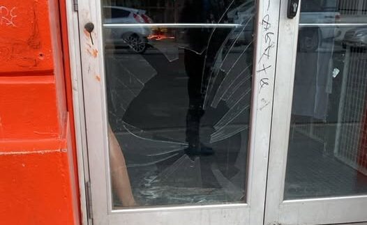 Una joven de 14 años rompió la vidriera de un comercio y fue demorada