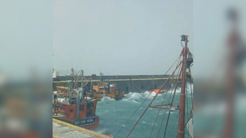 Tres barcos pesqueros se hundieron por el temporal de viento en Caleta Paula