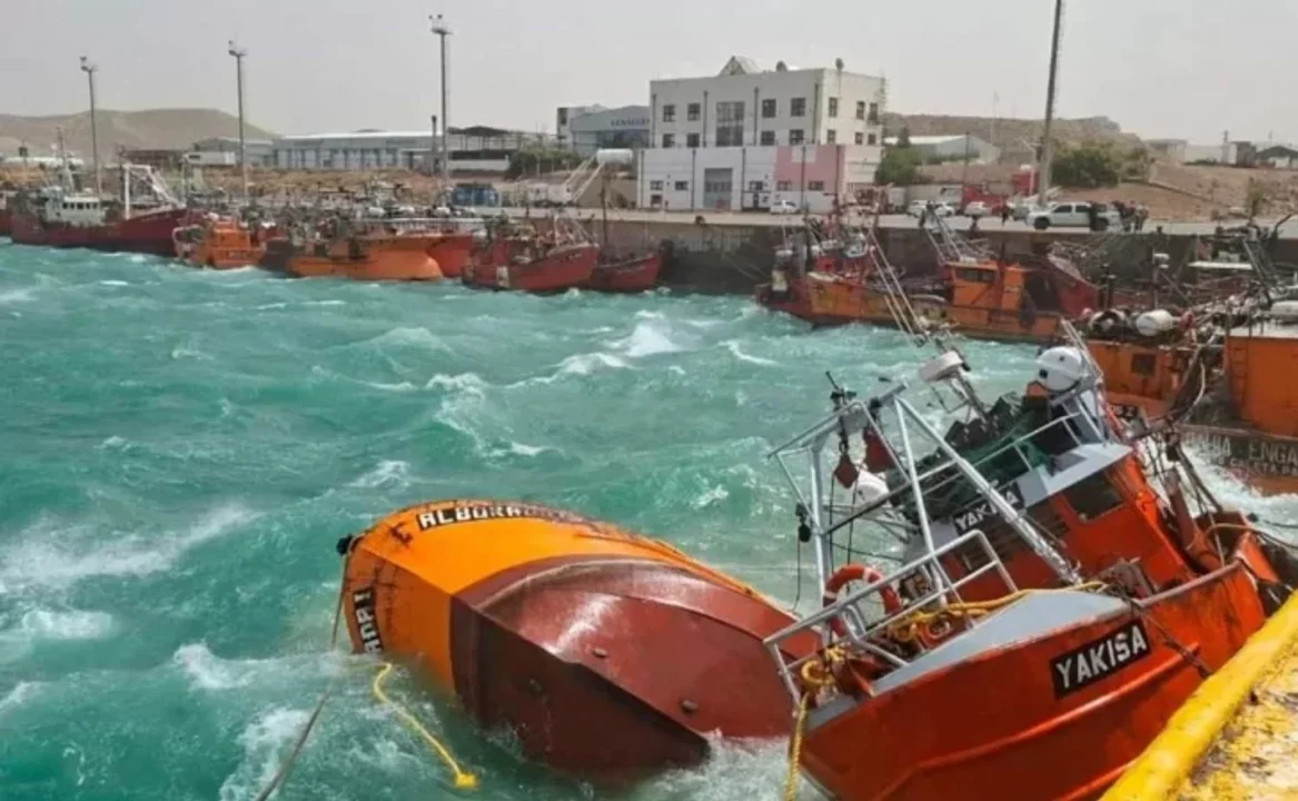 Reflotarán las tres embarcaciones hundidas en Caleta Paula tras el temporal