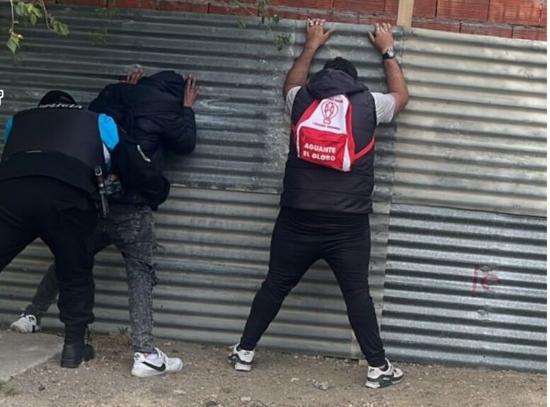 Robaron una moto, no lograron encenderla y terminaron detenidos