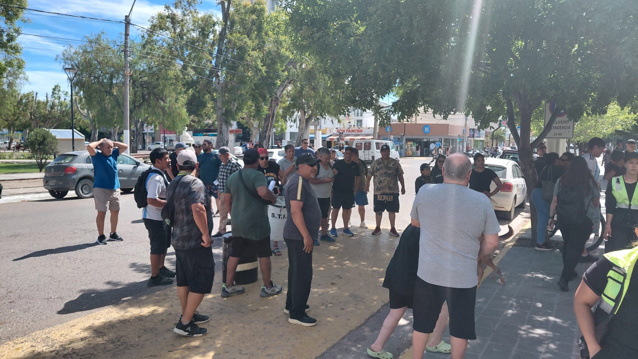 Trabajadores de la ex Alpesca volvieron a marchar por el centro de Madryn