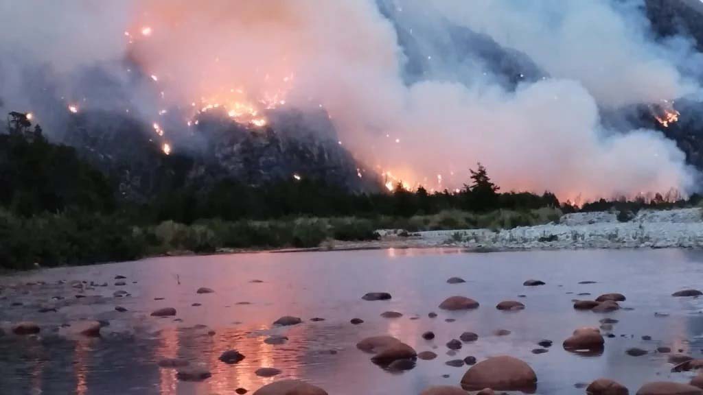 El incendio en El Turbio se propaga con rapidez