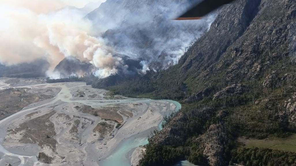 Intenso operativo para controlar el incendio forestal en la zona de El Turbio