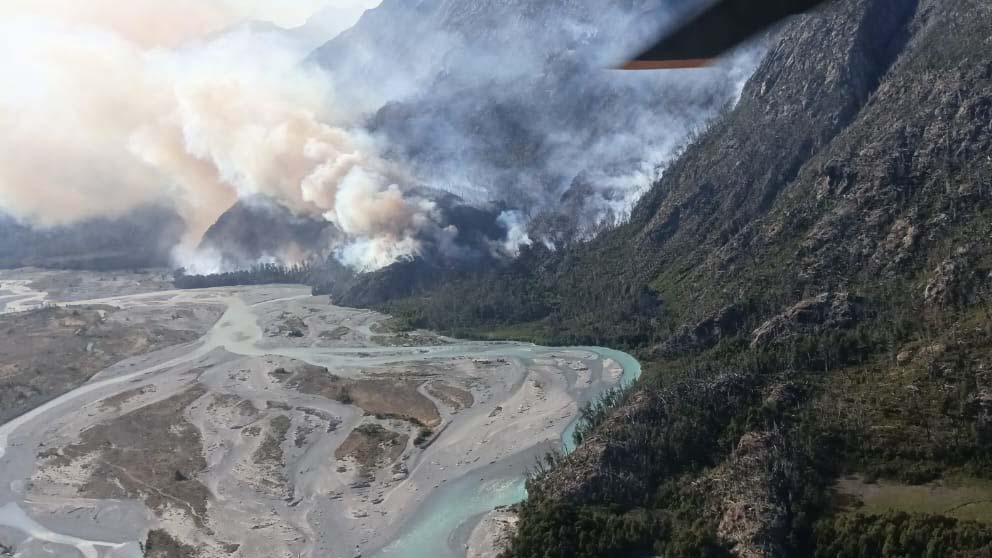 Ingentes esfuerzos para controlar el incendio forestal en El Turbio