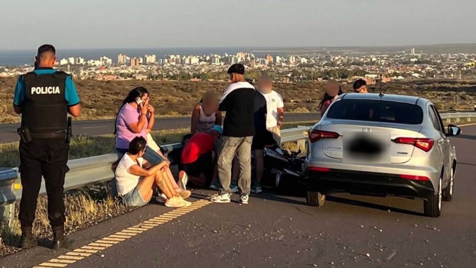 Embistió a dos motociclistas y se dio a la fuga