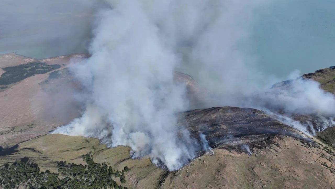 Combaten incendio forestal en el Parque Nacional Los Glaciares