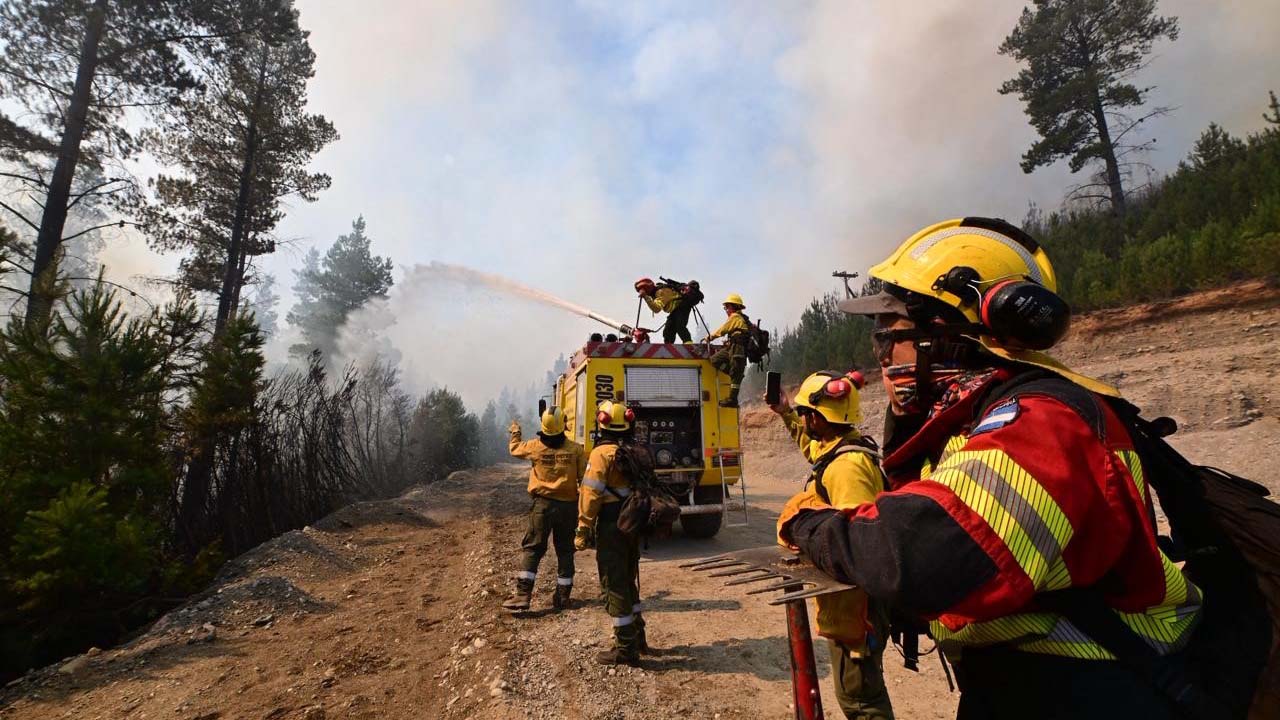 Más de 200 personas combaten el incendio en Puerto Patriada