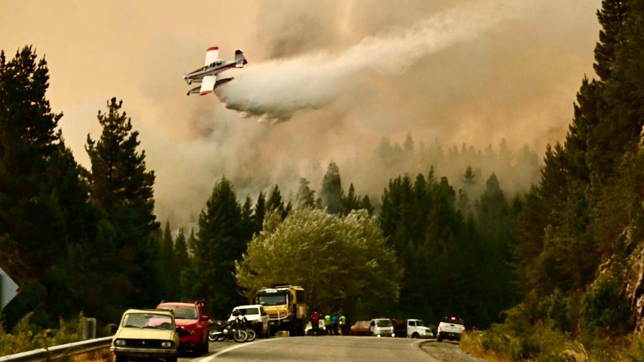 Evacuan familias de Coihue y La Angostura en Epuyén por incendios forestales