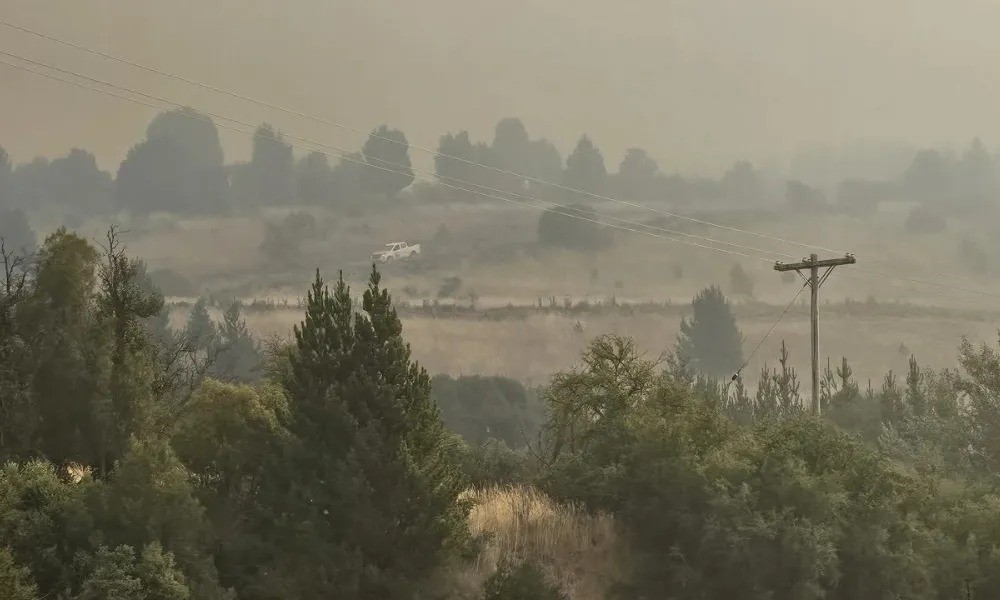 Cierre preventivo en la Ruta 71 por el incendio en Lago Menéndez