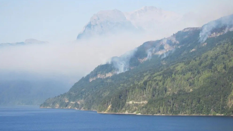 Avanza el fuego en el Parque Nacional Los Alerces