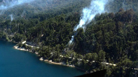 Calor y viento avivan las llamas en Los Alerces