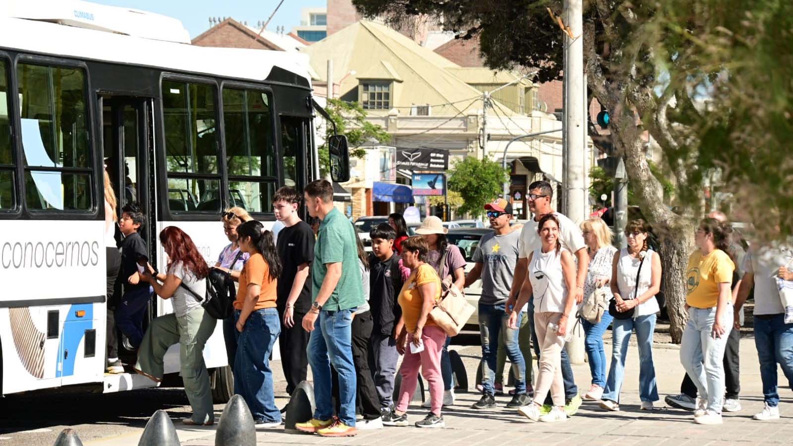 Rotundo éxito en el inicio de las visitas guiadas a la planta de ALUAR