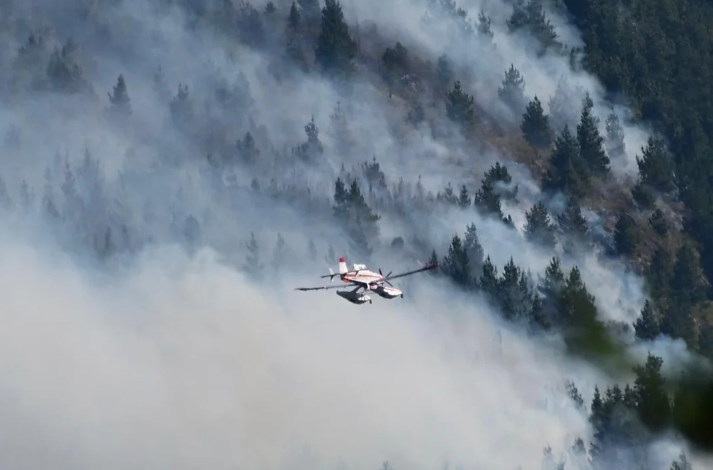 Con apenas 5 mm de lluvia, refuerzan el combate del incendio en Los Alerces
