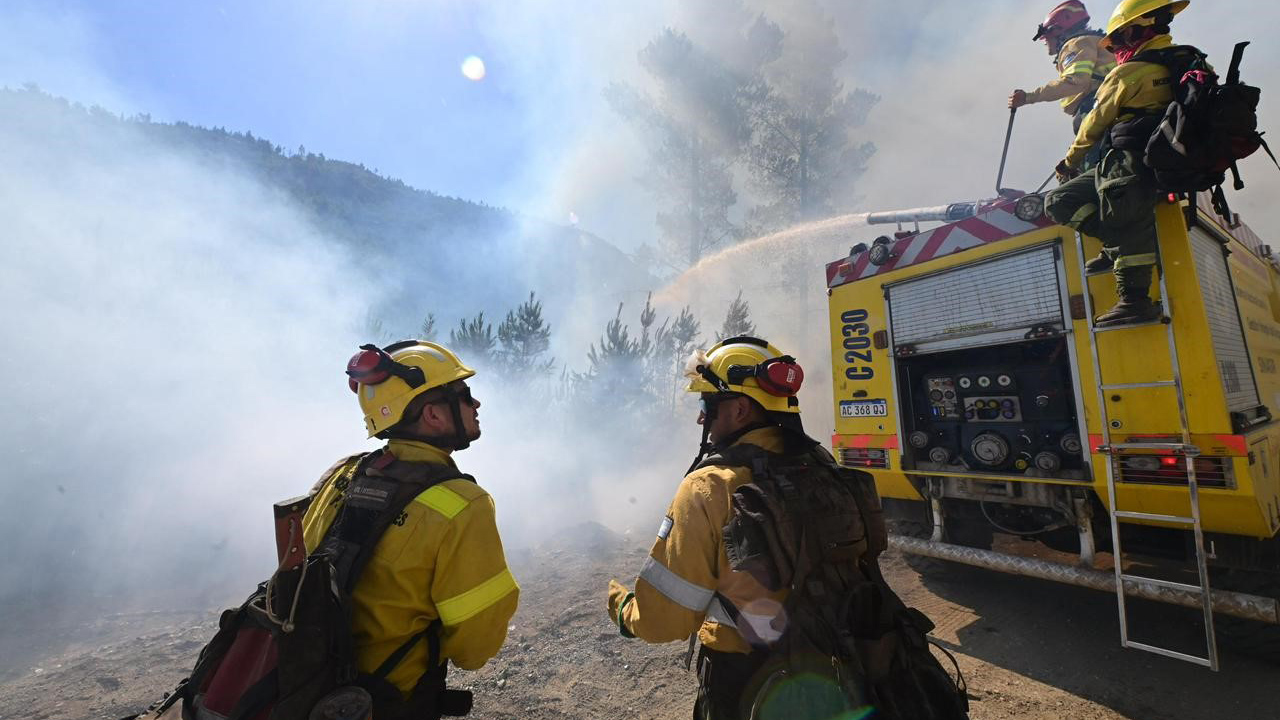 Más de 500 personas y veinte medios aéreos combaten el fuego en Los Alerces