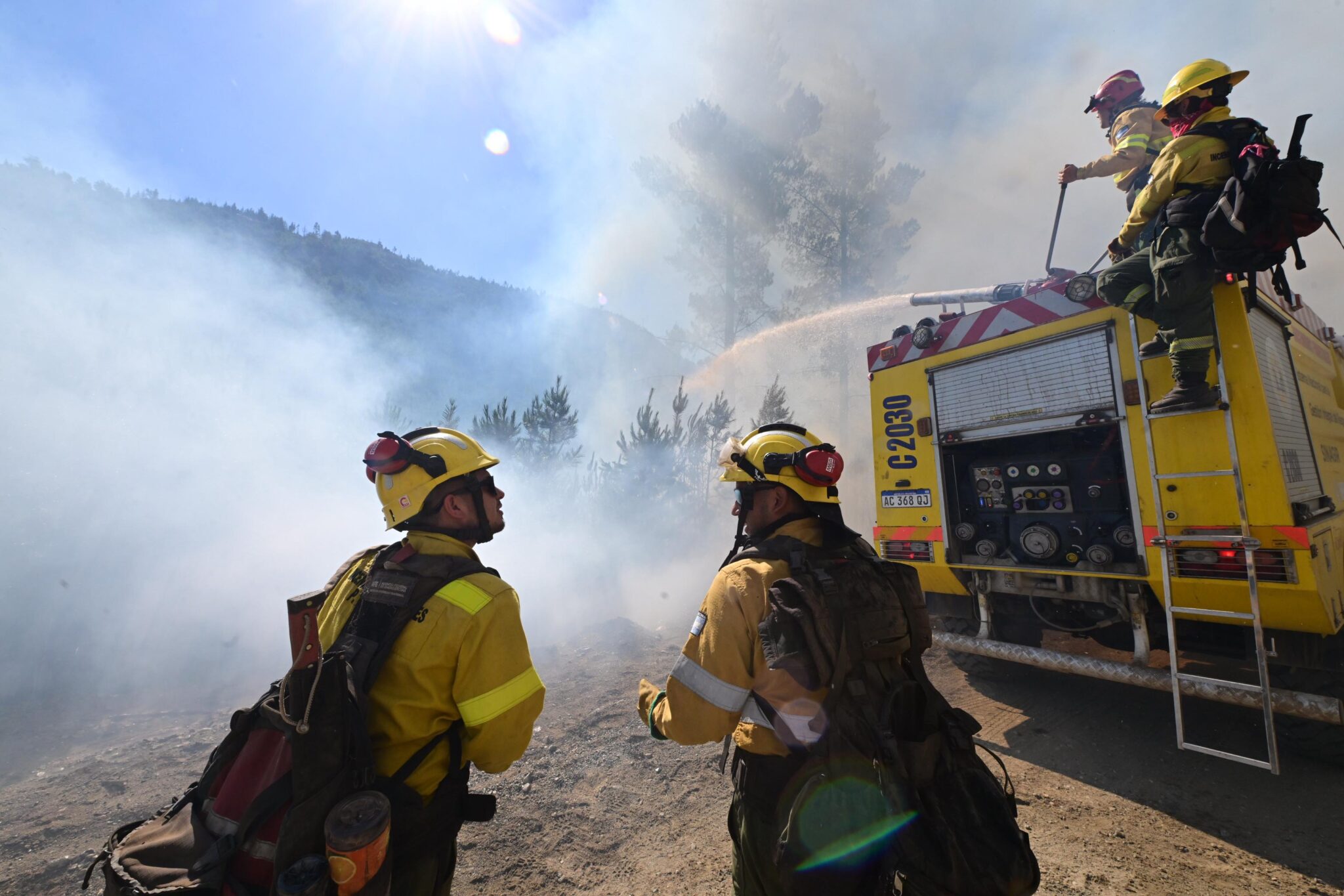 Con apoyos de todo el país sigue la lucha contra el fuego